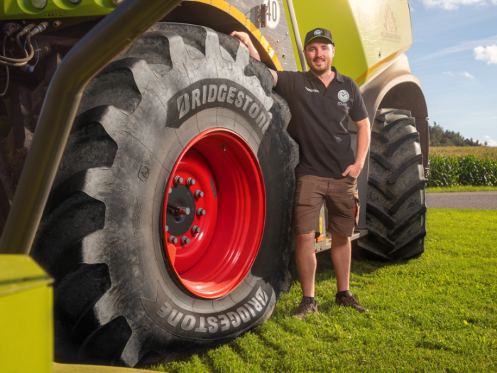Florian Mähr vor Landwirtschaftsreifen