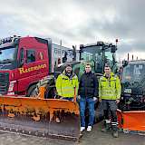 Reermann-Brüder vor Winterdienst-Fahrzeugen