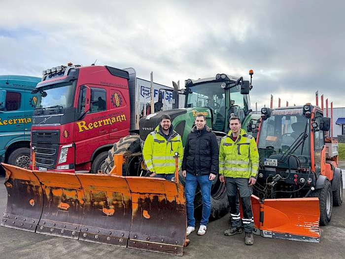 Reermann-Brüder vor Winterdienst-Fahrzeugen