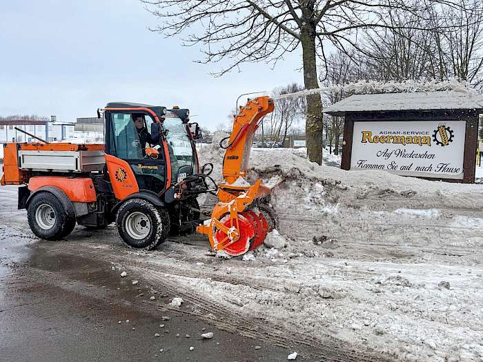 Schneefräsen am Holder Geräteträger