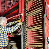 Rentner arbeitet an landwirtschaftlicher Maschine