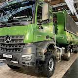 Lkw mit EU-Typgenehmigung als Traktor, T1 b (> 40 km/h). Damit die Vorschriften zur Überrollschutzstruktur erfüllt werden, befindet sich hinter der Kabine ein Überrollbügel. Foto: Vaupel