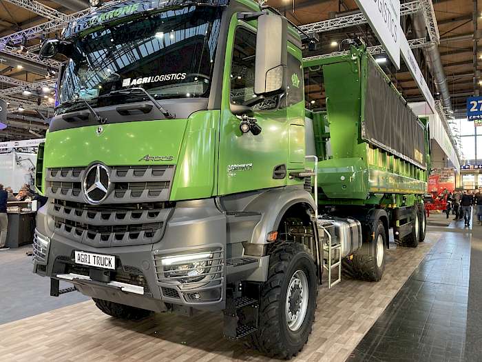 Lkw mit EU-Typgenehmigung als Traktor, T1 b (> 40 km/h). Damit die Vorschriften zur Überrollschutzstruktur erfüllt werden, befindet sich hinter der Kabine ein Überrollbügel. Foto: Vaupel