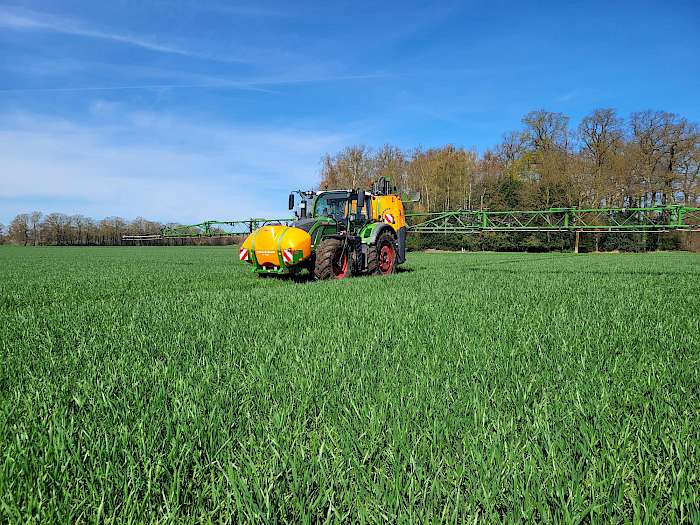 Amazone Spritze im Getreide