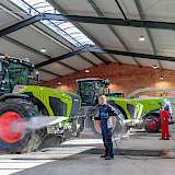 Hochdruckreinigung von Traktor in Waschhalle