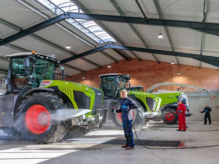 Hochdruckreinigung von Traktor in Waschhalle