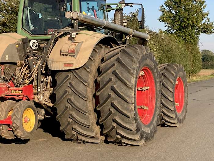 Traktor mit Doppelbereifung