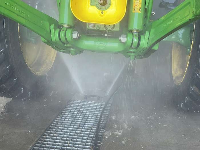 Unterbodenreinigung Traktor
