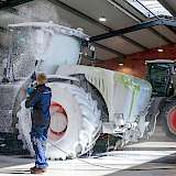 Mann reinigt Traktor