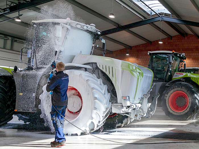 Mann reinigt Traktor