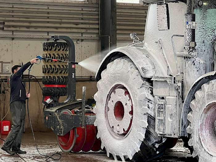 Mann reinigt Traktor