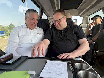 Busfahrten waren stets gute Gelegenheiten zu intensiven Gesprächen. (Foto: Noordhof)