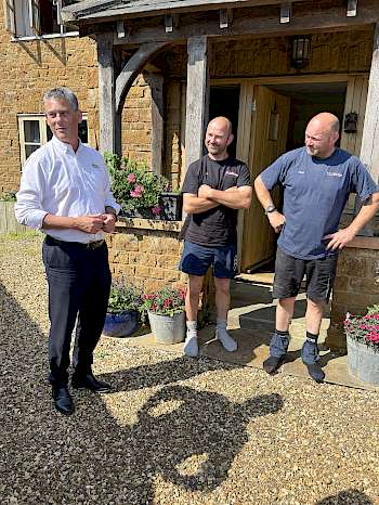 Gut aufgestellt: Steve Smith (links), Leiter der Landpower-Sparte bei JCB, stellt der Reisegruppe die Lohnunternehmer-Brüder Richard und Pete Burbage vor. (Foto: Noordhof)