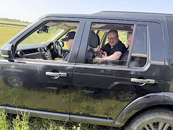 Rundfahrt im zünftigen Landrover über die ausgedehnten Ländereien der Daylesford Farm. (Foto: Noordhof)