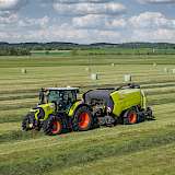Arion von Claas fährt auf dem Feld