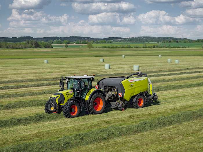 Arion von Claas fährt auf dem Feld