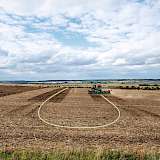 sichtbar gemachte Vorgewendelinie auf Feld