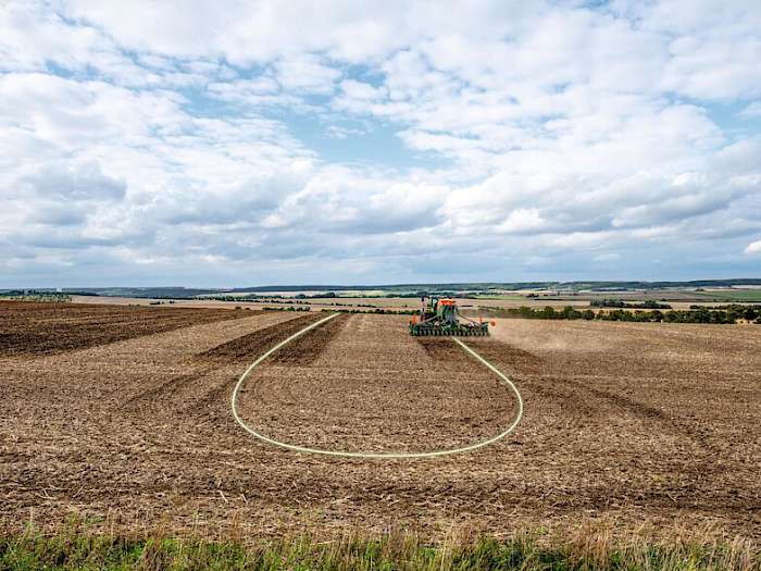 sichtbar gemachte Vorgewendelinie auf Feld