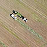 Landtechnik von oben auf Feld