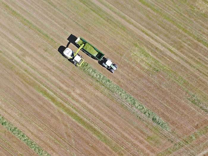 Landtechnik von oben auf Feld