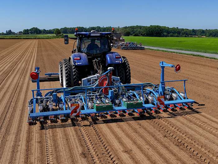 Traktor zieht Anbaugerät
