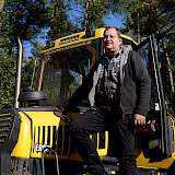 Frank Lohmann hat die Entwicklung des Unternehmens von einem landwirtschaftlichen Betrieb zum Forstdienstleister begleitet und sich die Steuerung von Harvestern selbst beigebracht.