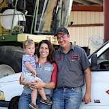 Luciana und Wiebren Jonkman mit Sohn Wyatt, führen das Lohnunternehmen Diamond J, sowie einen 900-Kuh-Betrieb im Central Valley in Kalifornien. Nicht auf dem Bild ist ihr fünfjähriger Sohn Wiebren.
