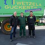 LU Karlheinz Wetzel (Mitte) erhält tatkräftige Unterstützung durch seinen Onkel Wolfgang Guckert (l.) und Mitarbeiter Simon Bauer. Insgesamt hat der Lohnunternehmer drei Mitarbeiter.