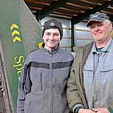 Torsten Coltzau (r.) führt ein Lohnunternehmen in Erfde, sein Sohn Ramon absolviert eine Ausbildung zur Fachkraft Agrarservice.