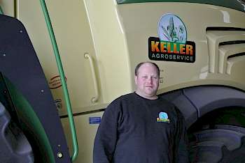 Heinz Keller ist Lohnunternehmer und Landwirt. Seine wichtigsten Dienstleistungen im Grünland sind das Mähen sowie das Pressen und Wickeln von Ballen. Sein Häcksler läuft allerdings fast nur im Mais. Foto: Keller