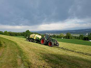 Das Pressen und Wickeln von Ballen ist in der Schweiz ein Riesen-Thema. Grund sind die Strukturen der Landwirtschaft. Foto: Keller