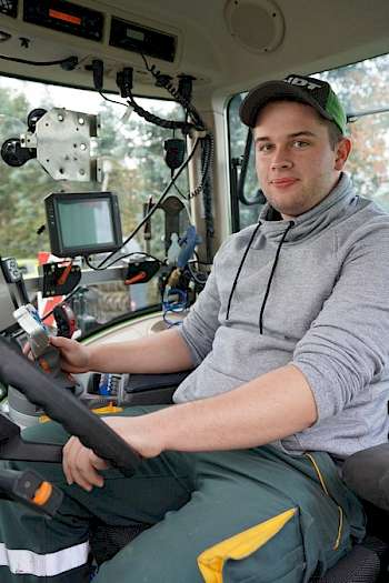 Ausgebildeter Landmaschinen-Mechaniker: Jan Busche ist nach Abschluss seiner Berufsausbildung im Betrieb seines Vaters eingestiegen.