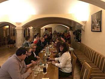 Geselliges Beisammensein auf der Weihnachtsfeier