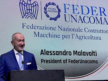 Der Präsident der FederUnacoma Alessandro Malavolti spricht ein paar Worte
