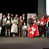 Strahlende Gesichter in großer Runde: Die Gewinner des LOHNUNTERNEHMEN Image-Award 2024 kommen aus Bayern und der Schweiz.