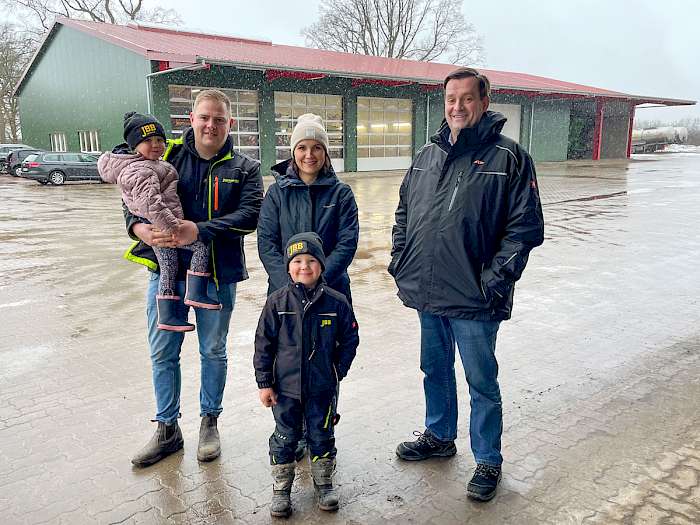 Familie Bromann-Behrens (v. l.: Johanna, Julian, Jennifer und Jonne) mit Kai Rathing (r.) vor der neuen Halle.