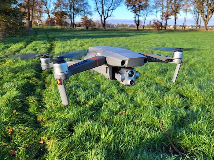 Drohne fliegt über Wiese