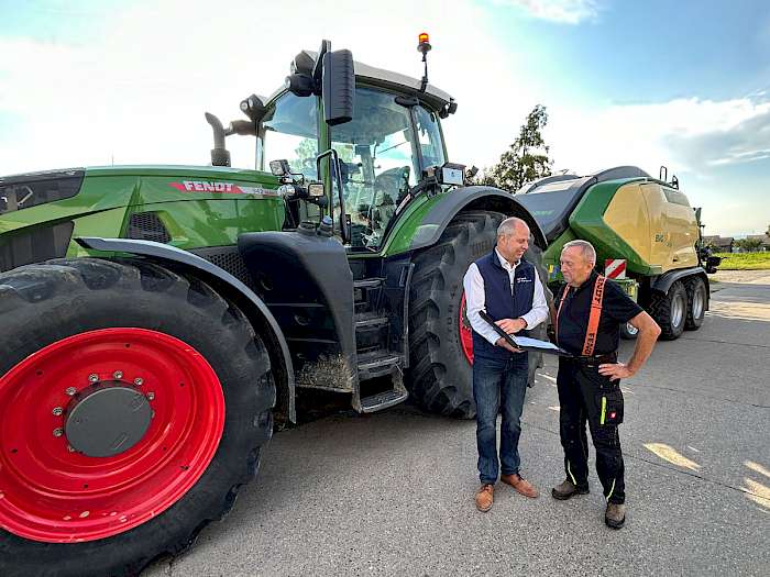 Finanzierungsgespräch vor Traktor