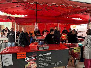 Zehn Personen hatte der Caterer mitgebracht, die Versorgung lief perfekt.