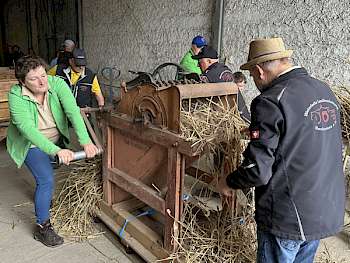 ...und Demonstration einer manuellen Dreschmaschine