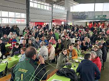 Zeitweise war die Festhalle bis auf den letzten Platz gefüllt.