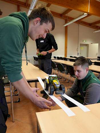 Wackelt, aber hält: Diese Brückenkonstruktion konnte von dem RC-Schlepper problemlos überfahren werden. (Foto: Keppler)