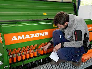 Genaus so funktioniert sie: Einer der Teilnehmer erklärt die Komponenten der Sämaschine. (Foto: Keppler)