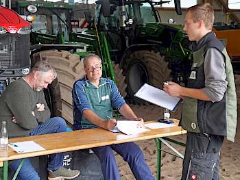 Kritische Prüfer: An den jeweiligen Stationen konfrontierten jeweils zwei Prüfende die Teilnehmenden mit Fragen und Aufgaben. (Foto: Keppler)