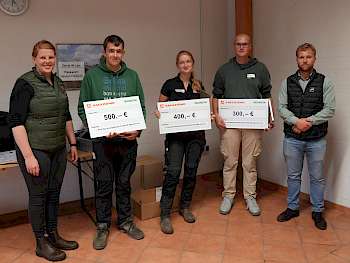 Herausragende Leistungen abgeliefert: Der Erstplazierte Xaver Kaspar (2.v.l.). Neben ihm stehen die beiden Zweitplatzierten Amelie Schinkel und Fabian Köhler. (Foto: Keppler) Beglückwünscht und eingerahmt wurden sie von BLU Präsidiumsmitglied Saskia Thun (li.) und Nico Orth (re.) vom Sponsor Amazone.