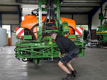 Komplexe Technik: Erläutert werden musste auch Komponenten und Funktionsweise eine Feldspritze. (Foto: Keppler)