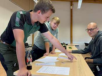 Teamplayer auf Lösungssuche: Eine der Aufgaben musste gemeinsam gelöst werden. Da waren Teamwork-Fähigkeiten gefragt. (Foto: Keppler)
