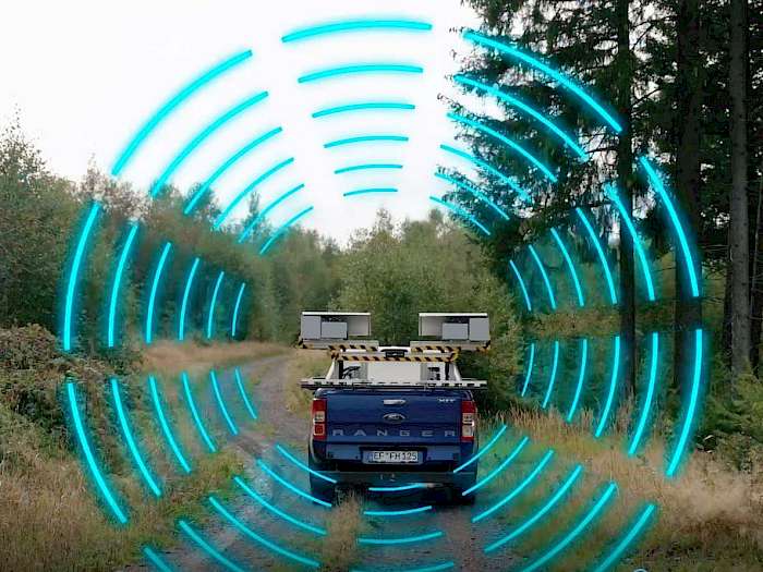 Messfahrzeug auf Waldweg