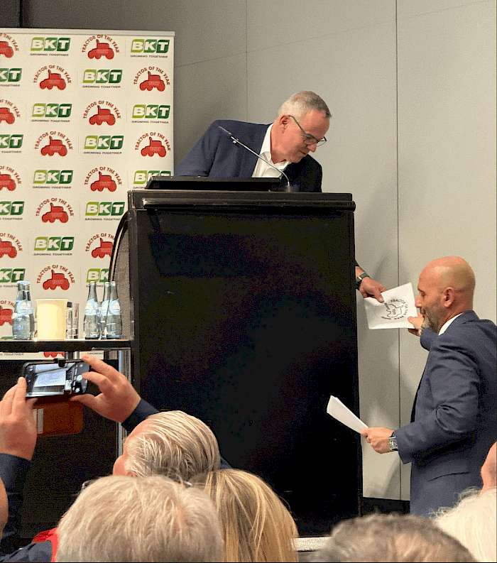 25-11 TOTY Preisverleihung mit Übergabe des Gewinner-Umschlags