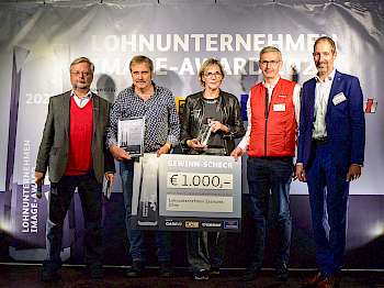 Noch ein Gewinnerteam aus dem westlichen Niedersachsen: LU Ulrich Eesmann (2.v.l.) mit seiner Frau Dorothé Essing freuten sich über Gratulation und Auszeichnung durch Sponsor Jörn Seedorf (2.v.r., Vertriebsleiter Traktoren Case IH Deutschland). (Foto: Lützen)